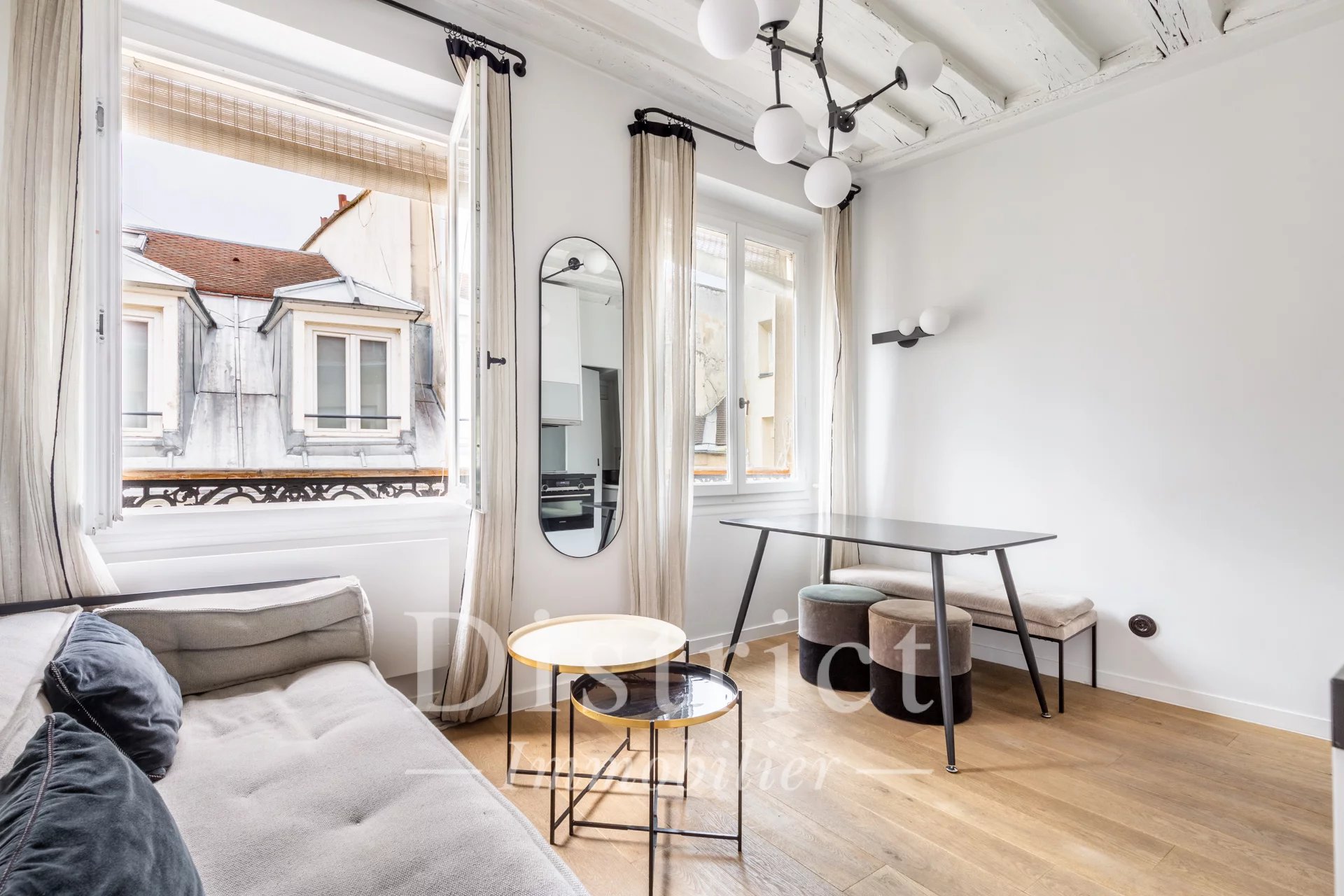 Rue des Rosiers – Ravissant deux pièces de 23 m² au sol. Rénové, lumineux, vendu meublé.